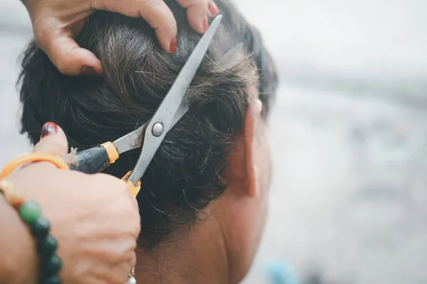 Γριά Κόβει Μαλλιά Του Άντρα Της Μόνη Της — Φωτογραφία Αρχείου