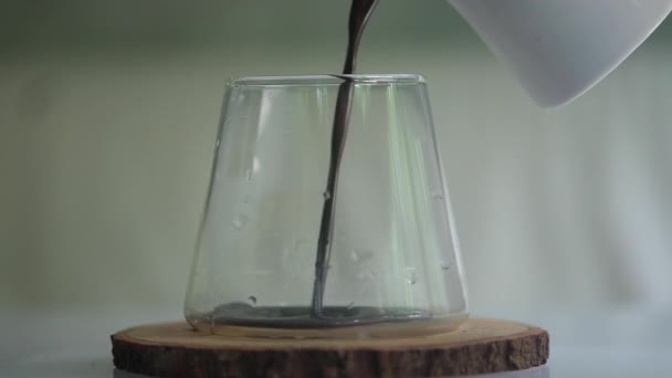 Langsamer Bewegung Die Kakaomilch Ein Glas Geben Ein Gesundes Frühstück — Stockvideo