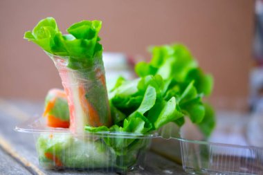 Salatayı erişte tüpünde karışık sebze rulosuyla kapat.