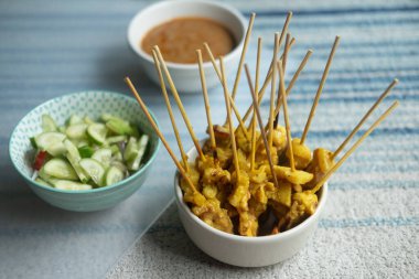 Fıstıklı ya da ekşi soslu ızgara domuz eti, salatalık, taze acı biber, soğan. Tayland yemeği..