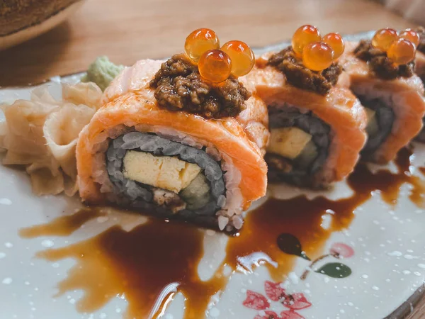 Łosoś Wierzchu Łososia Sushi Maki Menu Skupienie Selektywne — Zdjęcie stockowe