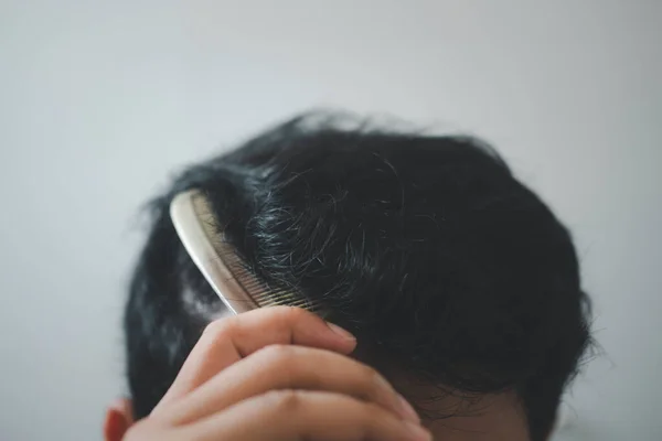 Nahaufnahme Von Sauberen Gesunden Männerhaaren Junger Mann Kämmt Sich Die — Stockfoto