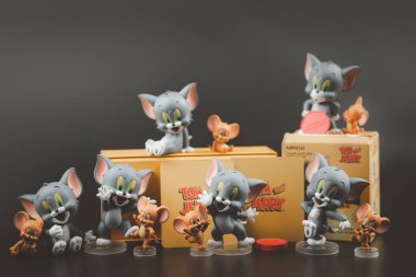 Samut Prakan, Tayland - 12 Haziran 2020: Sınırlı sayıda sınırlı sayıdaki TOM ve JERRY oyuncak bebek seti.