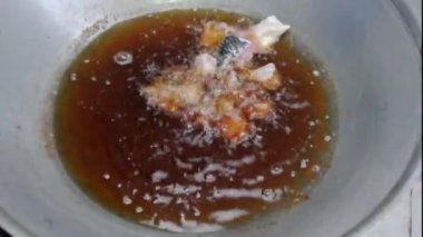 Tavada sıcak yağda Tayland balığı kızartıyorum. Tayland yemeği.