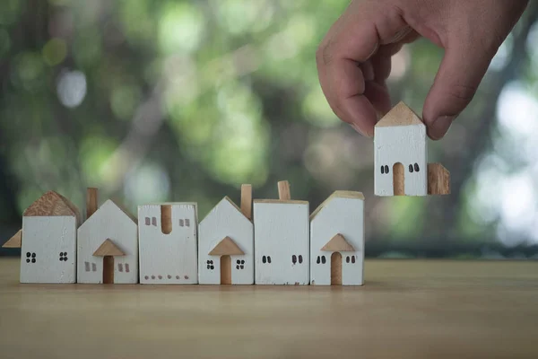 Cerca Mano Elegir Mini Modelo Casa Madera Modelo Fila Elige — Foto de Stock