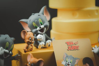 Samut Prakan, Tayland - 14 Haziran 2020: ToM ve JERRY serileri kör kutudan. Miniso mağazasından sınırlı sayıda üretilmiş şirin oyuncak bebek Tom ve JERRY..