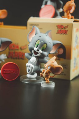 Samut Prakan, Tayland - 14 Haziran 2020: Tom ve Jerry 'nin şirin figürü Peynir Koleksiyonu Şekil Kör Kutusu. Koleksiyonlarda toplam 6 adet Miniso mağazası var..