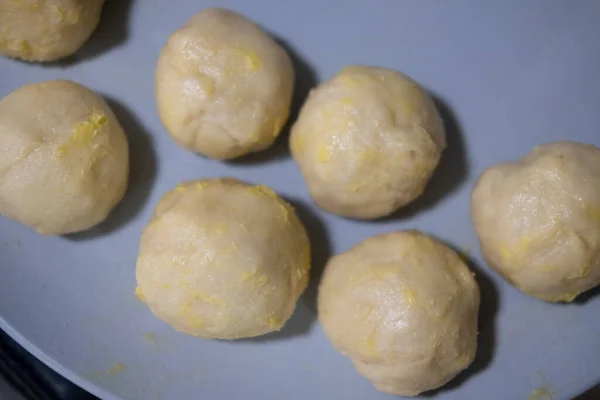 Świeże Ciasto Gotowe Pieczenia Talerzu Masłem Pieczenie Chleba Domowego Proces — Zdjęcie stockowe