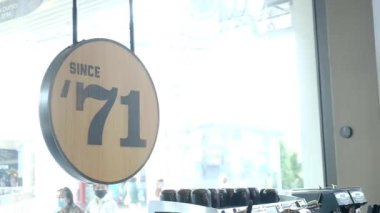 SAMUT PRAKAN, THAILAND - 18 HAZİRAN 2021 Starbuck Rezervi çeşitli demleme kahve türlerini servis eden birinci sınıf kahvedir.. 