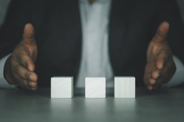 İşadamı elini boş tahta bloğa uzatıyor. Boş bir iş parçası