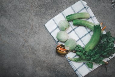 Salatalık, patlıcan ve çatal bıçakla sıralanmış kişniş. Hazır sebze yemeği.