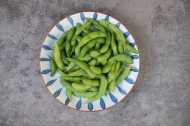 Taş zeminde buharda pişmiş Edamame.