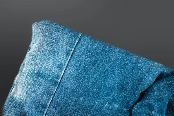 Dobre Jeans Contra Fundo Preto Vista Superior — Fotografia de Stock