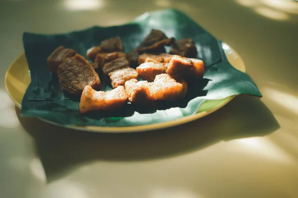 Gebratenes Schweinefleisch Mit Fischsauce Auf Bananenblättern Thailändische Küche — Stockfoto