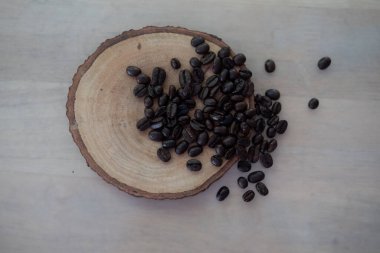 Kahve çekirdekleri masada kavrulmuş. Üst görünüm