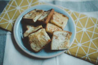 Yumurtaya batırılmış yumurta ve tavada kızartılmış ekmekten yapılmış yumurtalı ekmek olarak da bilinen tostlarla birlikte tabak tabağına yaklaş..