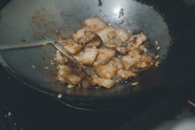 Kızarmış domuz eti, sarımsak ve biber. Lezzetli yemek.