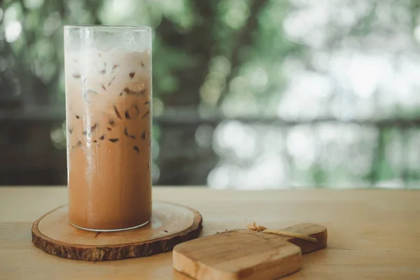 Ein Glas Eiskaffee Mit Milch Auf Dem Tisch Erfrischendes Kaltgetränk — Stockfoto