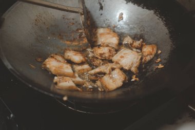 Sıcak tavada sarımsak ve biberli domuz eti pişirmek, ev yapımı yemekler.