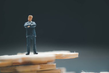 Yapboz parçalarının üzerinde duran minyatür iş adamı. Yatırım analisti veya bulmacaları çözmek için yapılan yatırım uzlaşması bir iş çözümü bulmak için.