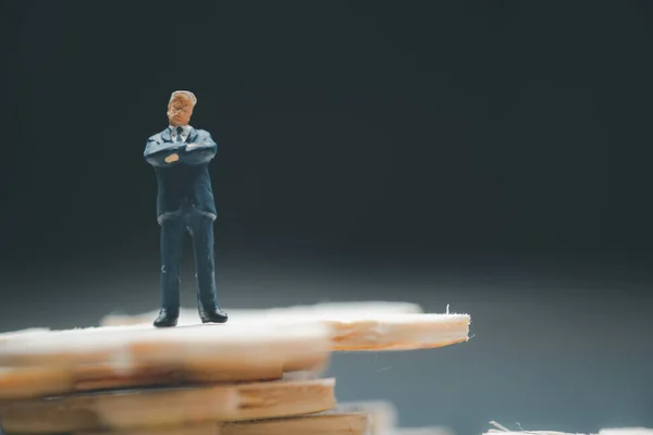 Мініатюрна Людина Бізнесмен Стоїть Над Головоломки Шматки Стек Інвестиційний Аналітик — стокове фото