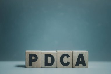 PDCA ile alfabe harfi bloğu. PDCA hakkında dört adım yönetim metodu: PlanN, DO, CHECK ve iş kavramının denetimi ve sürekli gelişimi için ACT