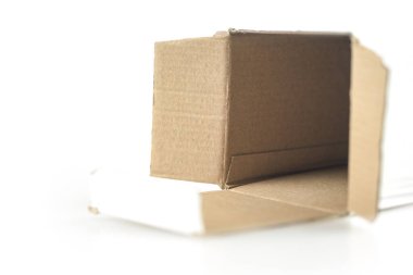 Beyaz arkaplanda düz beyaz karton kutu aç