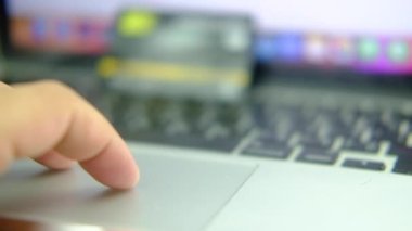 Evdeki dizüstü bilgisayarla online alışveriş yapan bir adam. Çevrimiçi aktarım