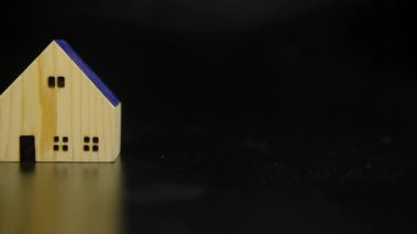 Siyah arkaplandaki evin minyatür modeli