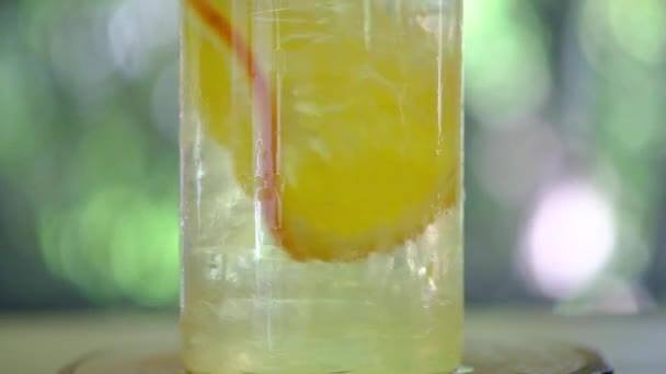 Närbild Omrörning Isglass Yuzu Honung Dricka Ett Glas Drycken Hälsosam — Stockvideo