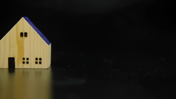 黑色背景房屋的微型模型 — 图库视频影像