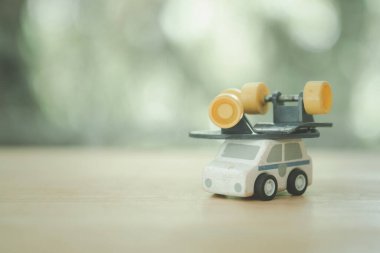 Oyuncak kaykayı kırılmış. Ambulansa bindirilmiş. Arka planda bulanıklık var. Sigorta konsepti