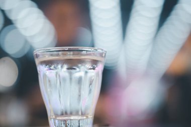 Bokeh arkaplanlı saf içme suyunu kapat.