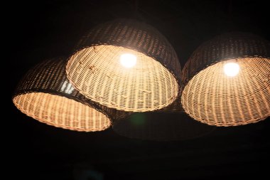 Tavanda hasır lambalar var. Tayland geleneksel bambudan yapılan el sanatları güzeldir ve ev dekoru olarak kullanılır..