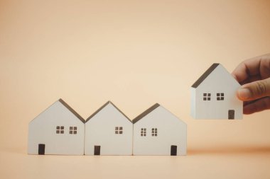 Ahşap ev modelini seçen, mülk almayı planlayan bir adam. En iyisini seç..