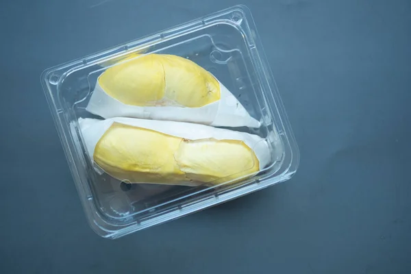 Durian Kuning Keemasan Dalam Kotak Plastik Dengan Latar Belakang Hitam — Stok Foto