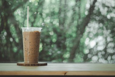 Doğaya karşı ezilmiş buzlu Tayland kahvesi. Tayland yerel kahvesi