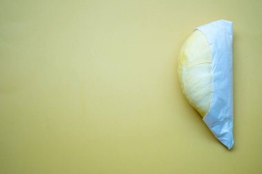 Sarı arka planda taze lezzetli Durian eti. Üst görünüm