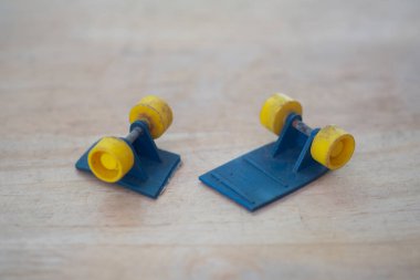 Tahta masadaki kaykayda kırılan mini oyuncak.