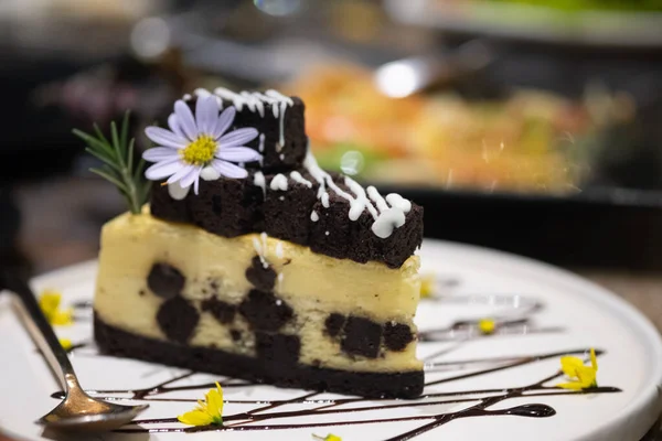 Kuchen Mit Brownies Topping Und Café Selektiver Fokus — Stockfoto