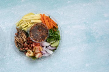 Mango baharatlı salata. Her bir parça ayrı ayrı kutuda hazırlanır, yenirken bir kenara konur ve karıştırılır.