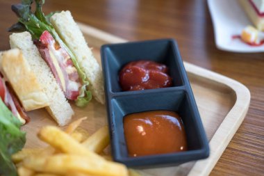 Ketçap sosu ve kulüp sandviçi ve patates kızartmasıyla yemek için acı sos.