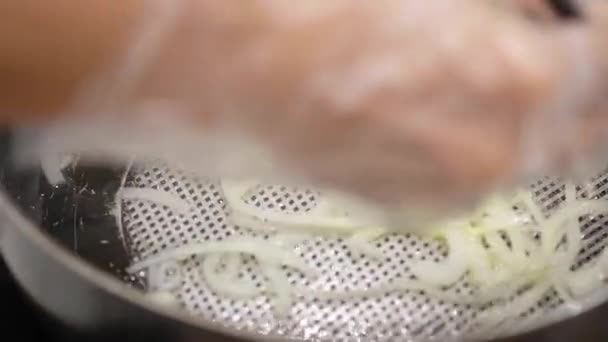 Smażenie Cebuli Patelni Naczynia Cebulowe Smażone Zbliżenie — Wideo stockowe
