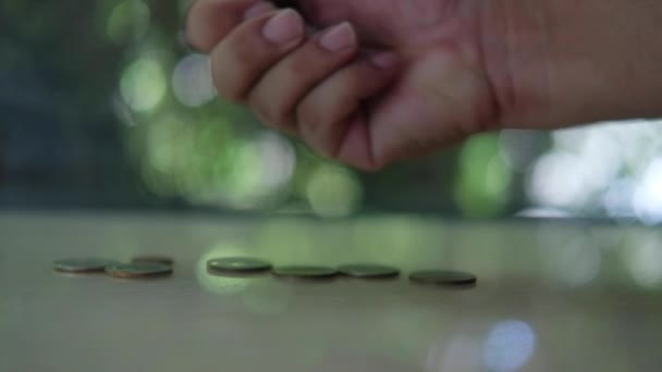 Manliga Händer Samla Spridda Thailändska Mynt Bordet — Stockvideo