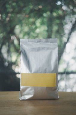 Çay, kahve ve boş etiketli tahıl ambalajı için boş kağıt torbaların önü. Perakende satış ve reklam konsepti.