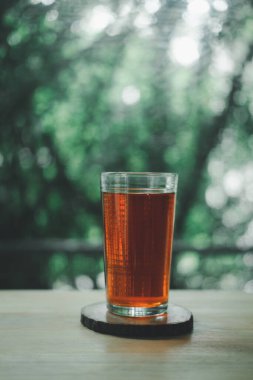 Ahşap masadaki sıcak siyah çayı kapat. Çay zamanı konsepti