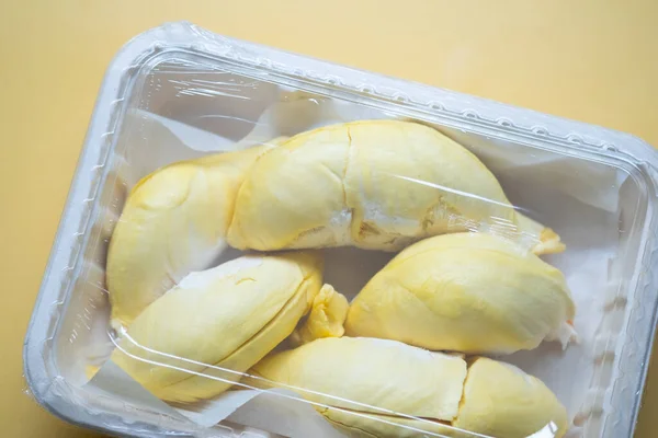 箱の中の柔らかい紙に皮をむいたドリアン タイの果物 — ストック写真