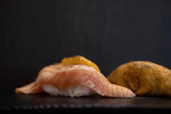 Délicieux Saumon Sushi Sur Fond Noir Cuisine Traditionnelle Japonaise — Photo