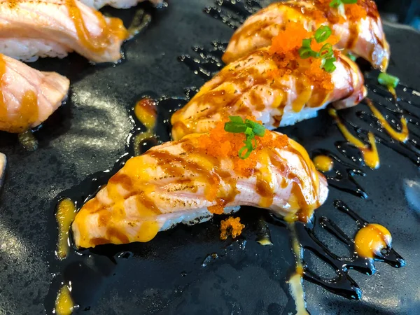 Grillad Lax Sushi Set Med Lax Aburi Sushi Toppad Med — Stockfoto
