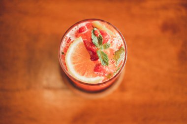 Ahşap zemin üzerinde limonata ve cam kaplı ahududu. Üst görünüm